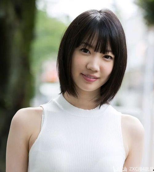 铃木心春视频写真,光影交织的青春印象